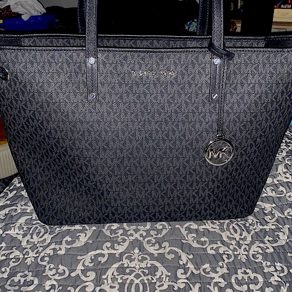 ***AUTHENTIC MICHAEL KORS BLACK TOTE BAG 🖤🖤🖤*** - Picture 5 of 13